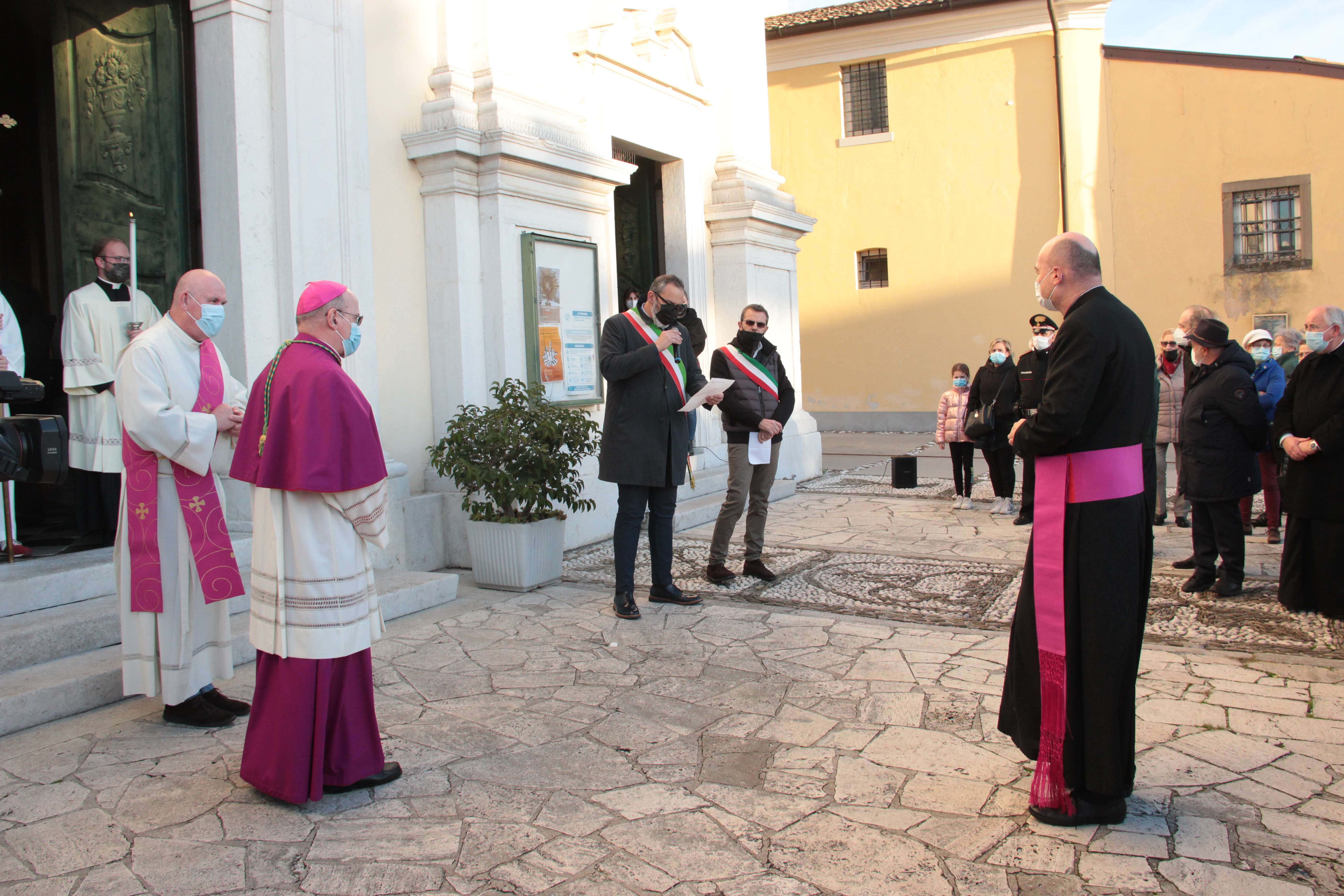 Immagine per Monsignor Goina entra a Cormons, «comunità viva, sosteniamoci a vicenda»